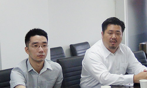 新加坡资讯通信发展管理局中国区司长、新加坡驻上海总领事馆信息产业处领事庄庆维（右）