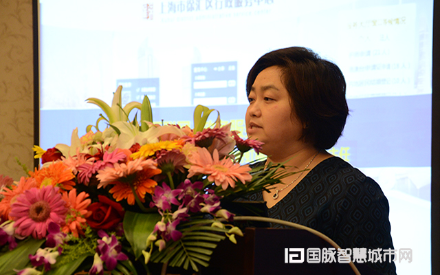 在“2015中国互联网+信息社会高端论坛”上，上海市徐汇区虹梅路街道办事处主任万小岚分享了徐汇区发展“互联网+政务”的三大工作经验。